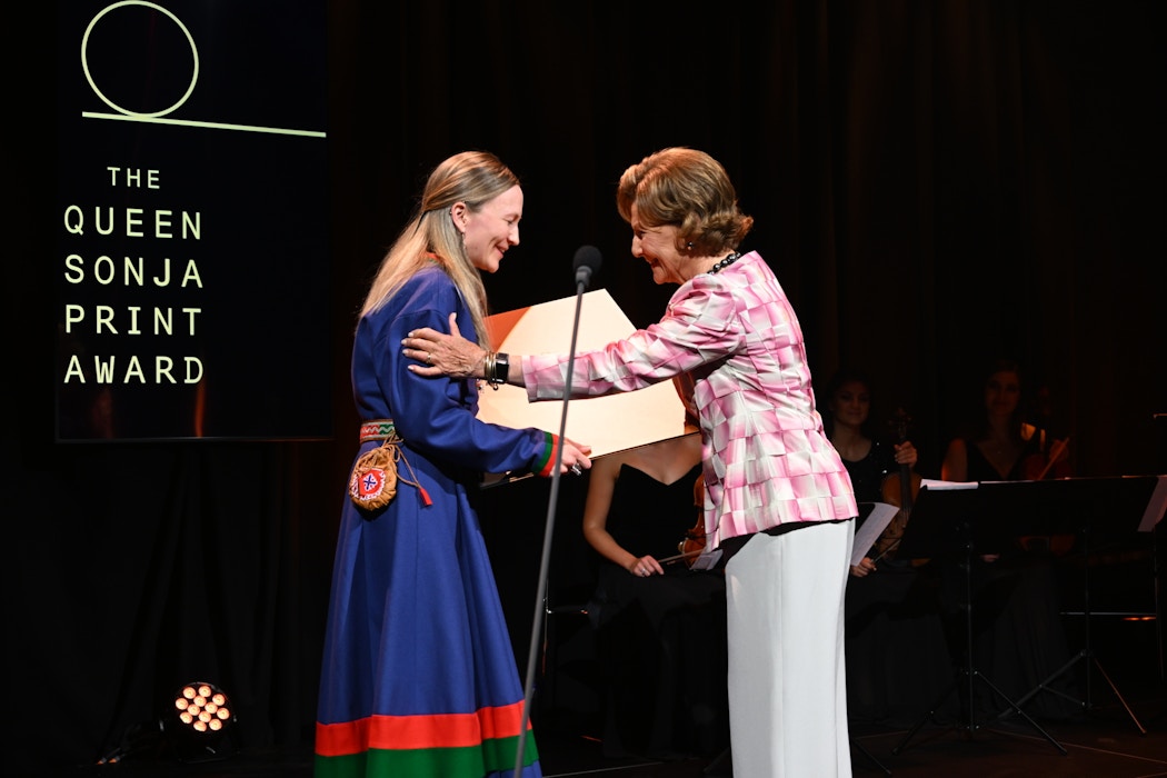 HM Queen Sonja presents Meerke Vekterli with the QSPA Inspirational Award 2022