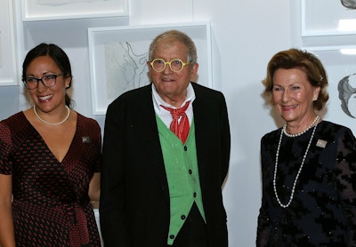 Emma Nishimura, David Hockney and HM Queen Sonja at the Award Ceremony, Royal Academy, London 2018